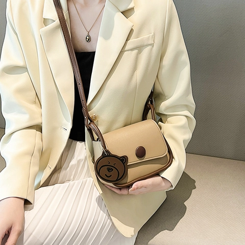 Borsa A Tracolla Da Donna Pelle PU Piccola Quadrata Patta Fibbia Magnetica Tracolla Regolabile Con Ciondolo Orso