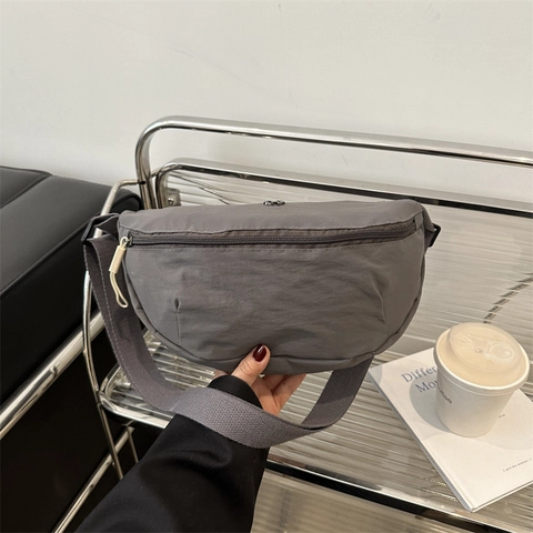 Unisex Nylon Umhängetasche Leicht Wasserdicht Sportliche Brusttasche Halbmondform Verstellbarer Riemen Für Den Alltag