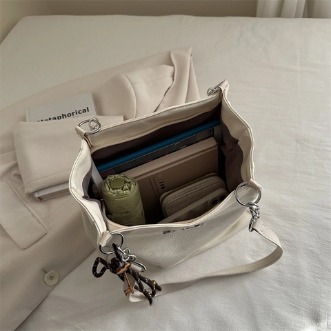 Large Capacity Tote Bag Crinkled PU Leather Metal Bow Decor Chain Shoulder Strap Fashion Commuting Handbag For Women