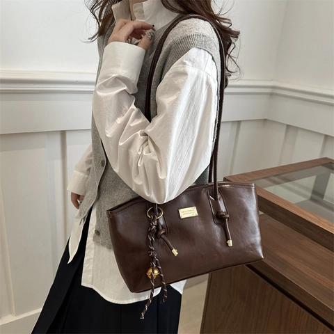 Sac Fourre-Tout en Cuir PU pour Femmes Grande Capacité Sac à Bandoulière Mode Navettage Avec Plaque en Métal Charme en Corde Tressée Pendentif Cloche