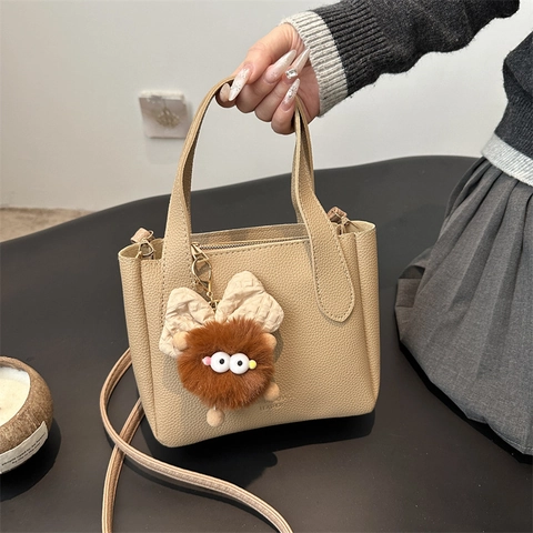 Borsa a Mano da Donna Rétro Tinta Unita Grana Litchi Tracolla Alta Consistenza Con Cinturino Rimovibile e Ciondolo Mostro di Peluche