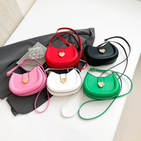 Borsa Tracolla Moda Donna Pelle PU Fibbia Metallo Cuore Borsa Sella Mezzaluna Borsa Spalla Colore Solido Tracolla Regolabile