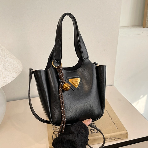 Vintage Umhängetasche PU Leder Retro Tote Handtasche Mit Metall Dreieck Logo Und Glockenanhänger Für Damen Commuter