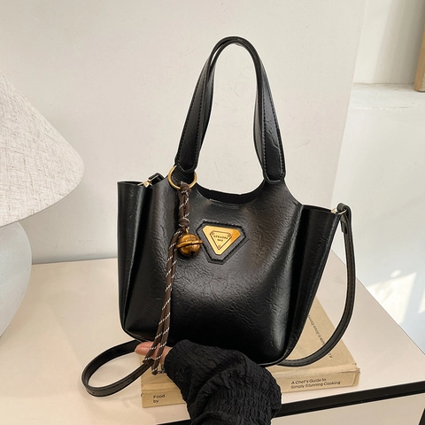 Vintage Umhängetasche PU Leder Retro Tote Handtasche Mit Metall Dreieck Logo Und Glockenanhänger Für Damen Commuter
