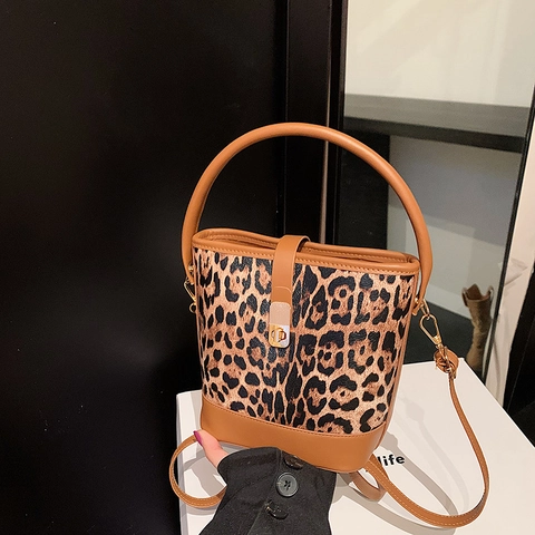 Bolso de Cubo de Cuero PU Vintage con Estampado de Leopardo para Mujer Bolso de Hombro Cruzado de Moda con Colgante de Bola de Peluche Gran Capacidad