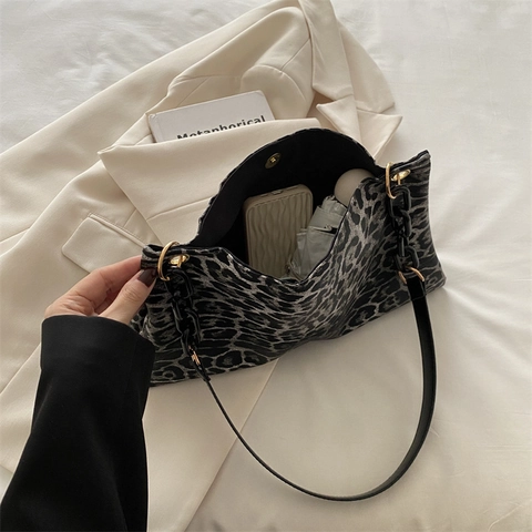 Women Fashion Leopard Print PU Leather Shoulder Bag Retro Envelope Crossbody Bag With Resin Chain Casual Underarm Messenger Bag For Daily Carry