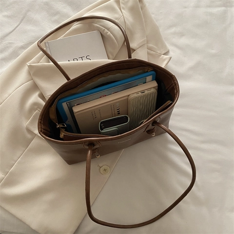 Women Large Capacity Tote Bag PU Leather Fashion Letter Print Retro Shoulder Bag With Tennis Racket Key Pendant Commuter