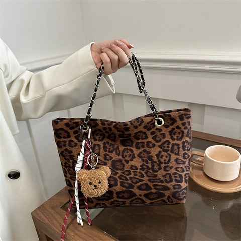 Leopard Print Tote Tasche Mit Metallkettenriemen Und Plüschbär Anhänger Große Kapazität Pendler Schultertasche