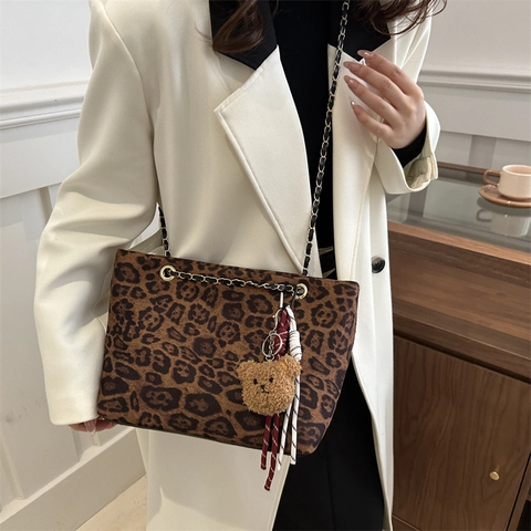Leopard Print Tote Tasche Mit Metallkettenriemen Und Plüschbär Anhänger Große Kapazität Pendler Schultertasche
