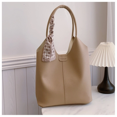 Große Tragetasche Für Damen Aus PU Leder Mit Litschimaserung Und Satinnschal Dekor Retro Nische Pendeltasche