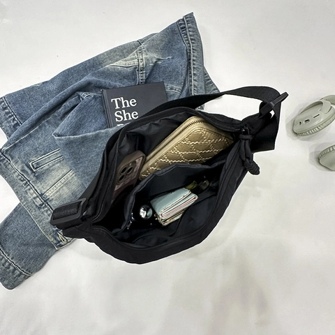 Women Nylon Crescent Crossbody Bag Large Capacity Casual Half Moon Shoulder Bag With Adjustable Strap Dumpling Style