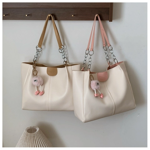 Bolso Tote Para Mujer Cuero PU Gran Capacidad Color Contrastado Correa Cadena Con Colgante Monstruo De Peluche Estilo Coreano