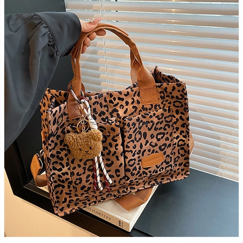 Borsa Tote In Tela Con Stampa Leopardata Grande Capacità Tasche Multiple Tracolla Regolabile Borsa A Mano Con Ciondolo Orso