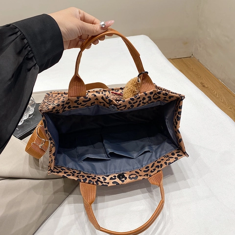 Borsa Tote In Tela Con Stampa Leopardata Grande Capacità Tasche Multiple Tracolla Regolabile Borsa A Mano Con Ciondolo Orso