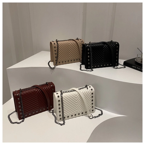 Women Quilted Rivet Chain Crossbody Bag PU Leather Chevron Pattern Small Square Shoulder Bag Fashionable Daily Purse