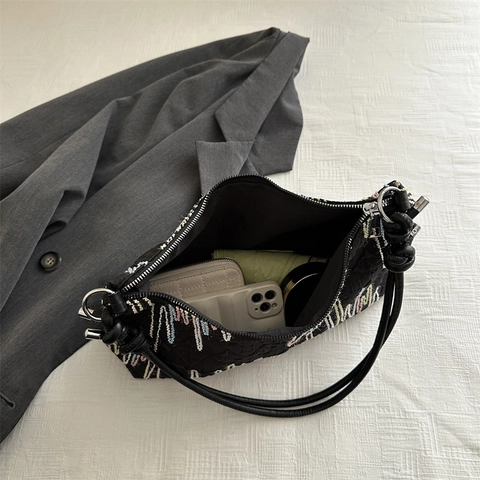 Dames Okseltas Nylon Geplooid Materiaal Met Kleurrijk Golvend Borduurwerk Knoop Schouderriem Trendy Minimalistische Schoudertas