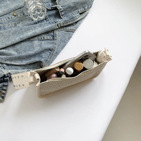 Gewebte Achsel Umhängetasche Für Damen Retro Baguette Stil Mit Silbernen Nieten Breiter Gurt Sommer Urlaub Casual Mode