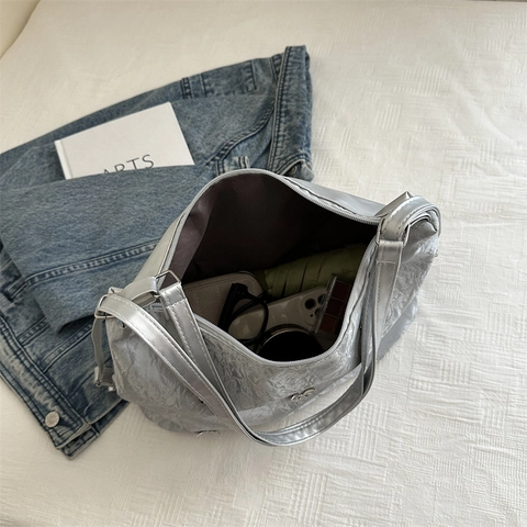 Borsa A Spalla In Pelle Sintetica Stropicciata Da Donna Hobo Metallizzata Grande Capacità Decoro Farfalla Ciondolo Nuvola