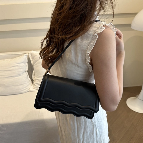 Bolso De Hombro De Cuero PU Con Borde Festoneado Para Mujer Bolso Baguette Chic De Axila Color Sólido