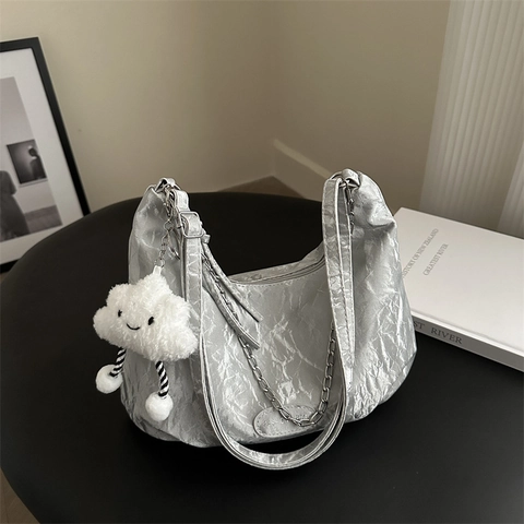 Borsa A Spalla Da Donna Pelle PU Arricciata Metallizzata Plissettata Borsa Sottobraccio Con Catena In Metallo E Ciondolo Nuvola Di Peluche Stile Hobo