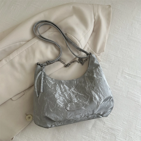 Borsa A Spalla Da Donna Pelle PU Arricciata Metallizzata Plissettata Borsa Sottobraccio Con Catena In Metallo E Ciondolo Nuvola Di Peluche Stile Hobo