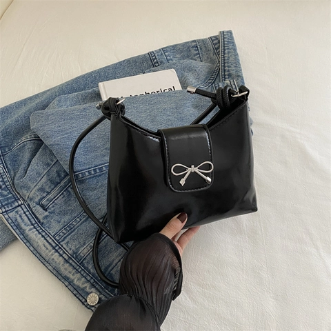 Damen Unterarmtasche Glänzendes PU Leder Metallschleife Dekoration Geknoteter Riemen Vintage Trendige Schultertasche