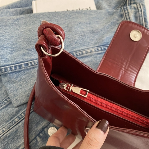 Damen Unterarmtasche Glänzendes PU Leder Metallschleife Dekoration Geknoteter Riemen Vintage Trendige Schultertasche