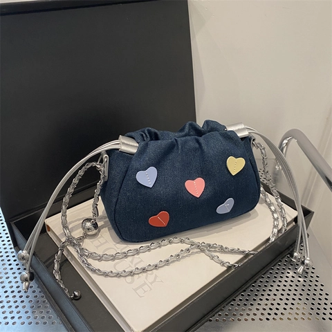 Bunte Herz-Patches Umhängetasche Denim Leinwand Geraffte Kordelzug-Schultertasche Silberne Kette Mini-Eimertasche Für Damen