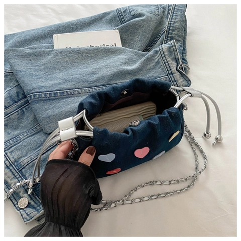 Bunte Herz-Patches Umhängetasche Denim Leinwand Geraffte Kordelzug-Schultertasche Silberne Kette Mini-Eimertasche Für Damen