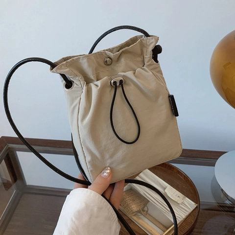 Nylon Umhängetasche Mit Kordelzug Leichtgewichtig Minimalistisch Handy Eimer Beutel Damen Lässig Mode Dünner Riemen