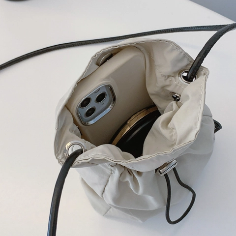 Nylon Umhängetasche Mit Kordelzug Leichtgewichtig Minimalistisch Handy Eimer Beutel Damen Lässig Mode Dünner Riemen