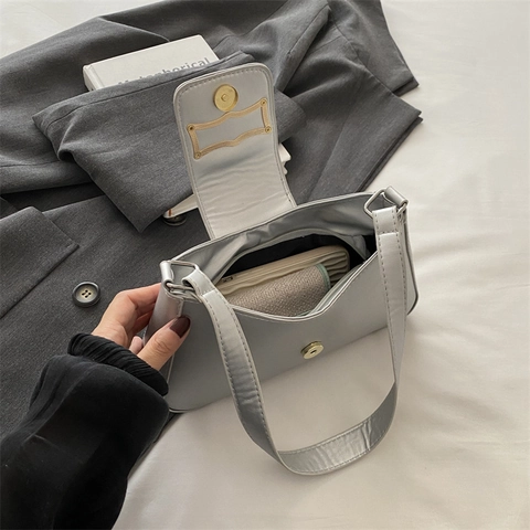 Bolso De Hombro Para Mujer Cuero PU Bolso De Axila Baguette Media Luna Hebilla Metal Dorado Minimalista Moda Color Sólido
