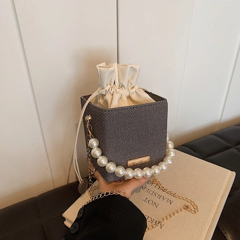 Sac Seau pour Femme Poignée en Perles Forme Cube PU Texture Tissée Sac Bandoulière Chaîne Dorée Fermeture Cordon Sac à Main Mode