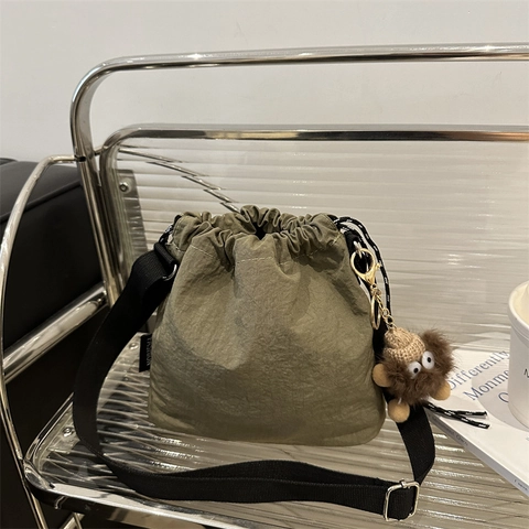 Damen Nylon Eimer Umhängetasche Leicht Gefaltet Kordelzug Schultertasche Mit Monster Plüsch Anhänger Lässig Mode