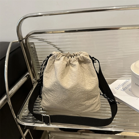 Damen Nylon Eimer Umhängetasche Leicht Gefaltet Kordelzug Schultertasche Mit Monster Plüsch Anhänger Lässig Mode