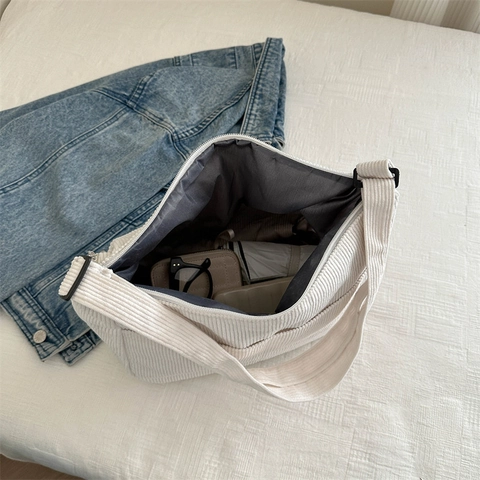 Cord-Hobo-Tasche Große Kapazität Verstellbarer Riemen Lässige Schulter-Umhängetasche Für Frauen Mit Süßem Cartoon-Anhänger