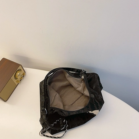 Women Hobo Shoulder Bag PU Leather Wrinkled Texture With Metallic Butterfly Decoration Chain Strap Trendy Commute Bag
