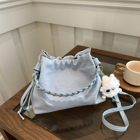 Sac Seau Bandoulière Femme Cuir PU Plissé Poignée Tressée Cordon De Serrage Avec Breloque En Peluche Élégant