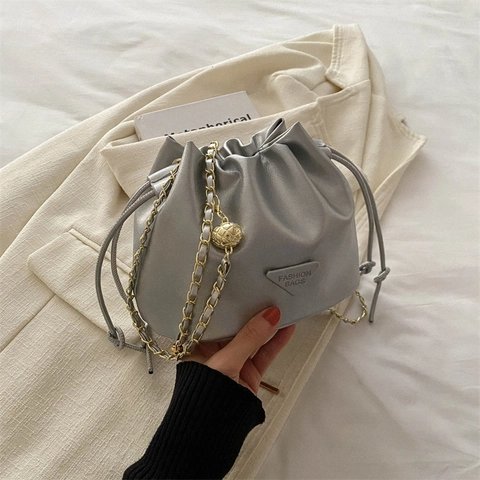 Borsa A Secchiello Da Donna Pelle PU Chiusura Con Coulisse Tracolla Moda Con Catena E Sfera Regolabile Stile Minimalista