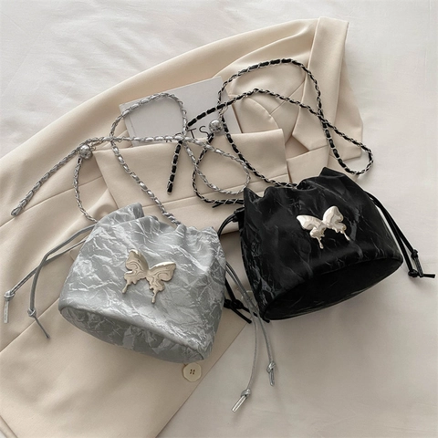Sac Seau Plissé Décor Papillon Cuir PU Cordon De Serrage Sac À Main Épaule Bandoulière Pour Femmes Avec Chaîne
