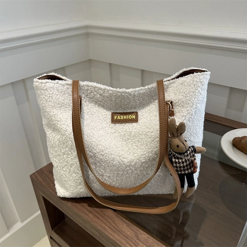 Plush Sherpa Tote Bag Large Capacity Soft Fuzzy Shoulder Handbag With PU Leather Straps And Plush Animal Charm For Women