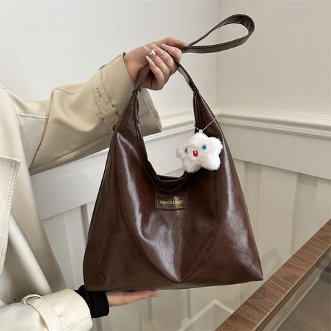 Sac Fourre-Tout Femme Grande Capacité Cuir PU Rétro Sac À Épaule Sous L'Aisselle Avec Étiquette Lettre Et Pendentif