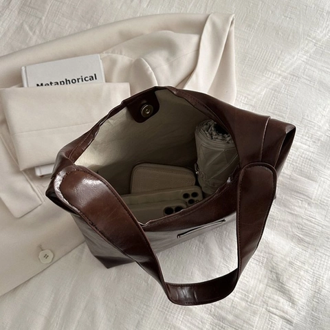 Sac Fourre-Tout Femme Grande Capacité Cuir PU Rétro Sac À Épaule Sous L'Aisselle Avec Étiquette Lettre Et Pendentif