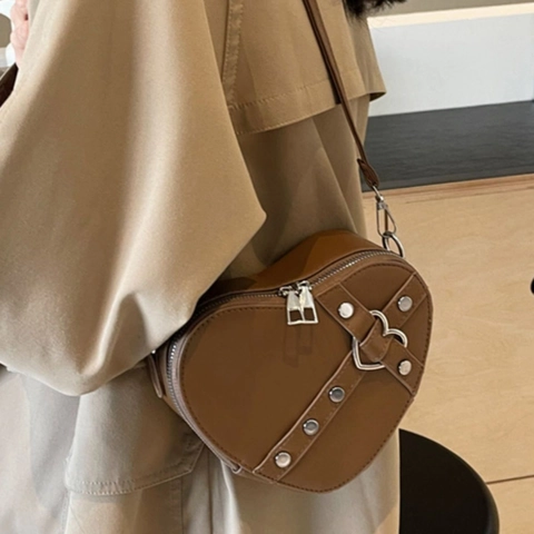 Herzförmige Umhängetasche Damen PU Leder Nietendekor Nische Schulter Handy Geldbörse Silberne Hardware Retro Stil