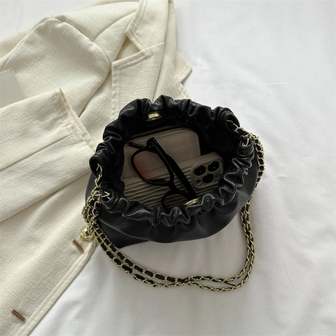 Dames Geplooide Wolk Schoudertas PU Leer Lychee Textuur Gouden Kettingriem Met Metalen Bal Charm Crossbody Tas