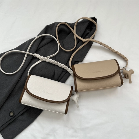 Dames Crossbodytas Van PU-Leer Met Litchi-Textuur Contrasterende Rand Gevlochten Riem Olifant Hanger Retro Schoudertas