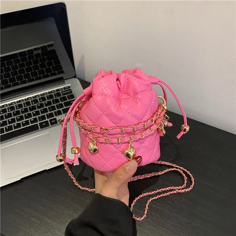 Borsa a Secchiello Trapuntata Mini da Donna in Pelle PU con Tracolla a Catena Dorata Ciondoli a Cuore Borsa a Tracolla