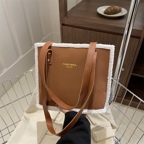 Borsa Tote Con Rifiniture In Sherpa Per Donna Pelle PU Grande Capacità Borsa A Mano Stile Autunno Inverno Con Borchie