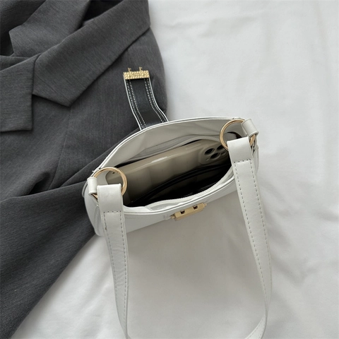 Bolso De Axila Para Mujer Cuero PU Color Sólido Estilo Retro Francés Bolso Baguette De Hombro Con Hebilla De Metal Dorado Minimalista
