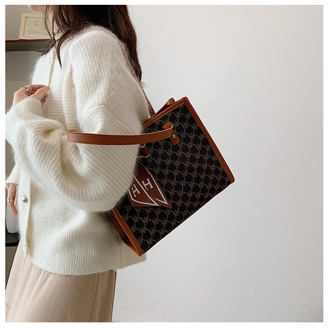 Borsa Tote Donna Grande Capacità Pelle PU Stampa Monogramma Con Sciarpa Decorativa in Raso Moda Retro Borsa a Tracolla Pendolare